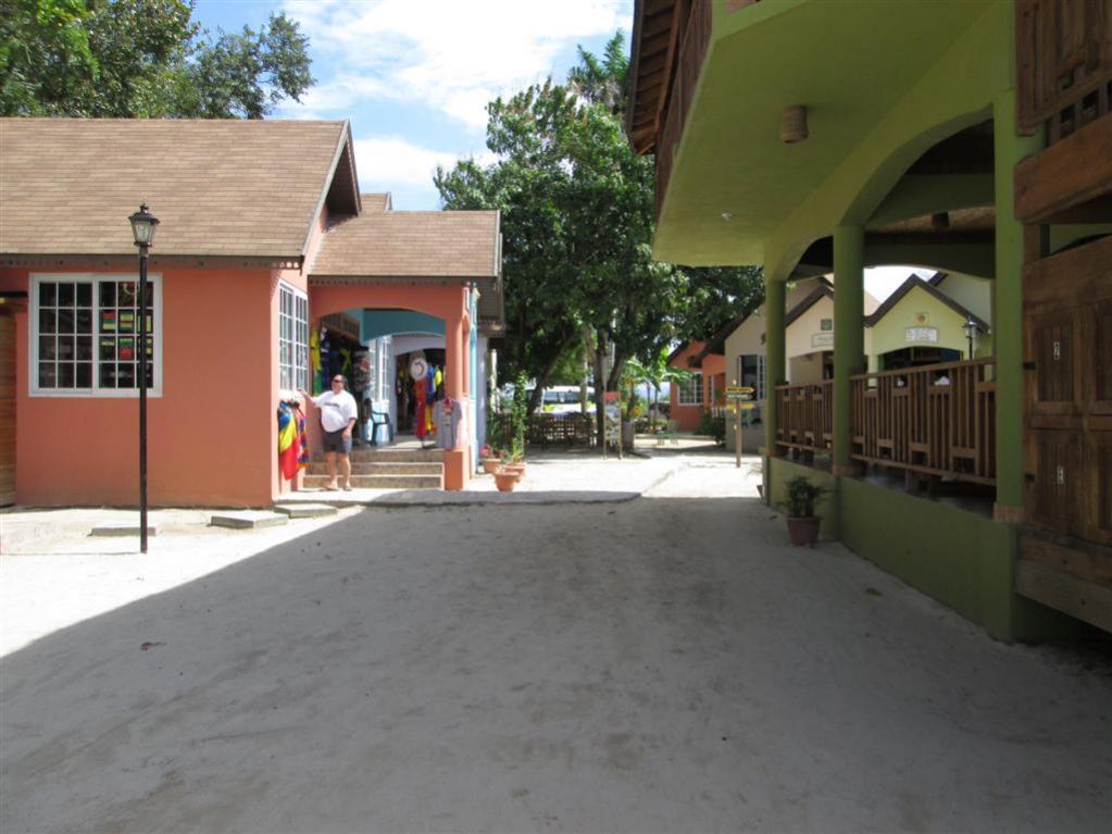 Name:  2013 Feb Negril 202.jpg
Views: 455
Size:  88.3 KB