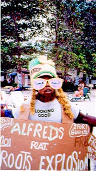 Name:  alfreds on the beach 98 (Medium).jpg
Views: 394
Size:  51.8 KB