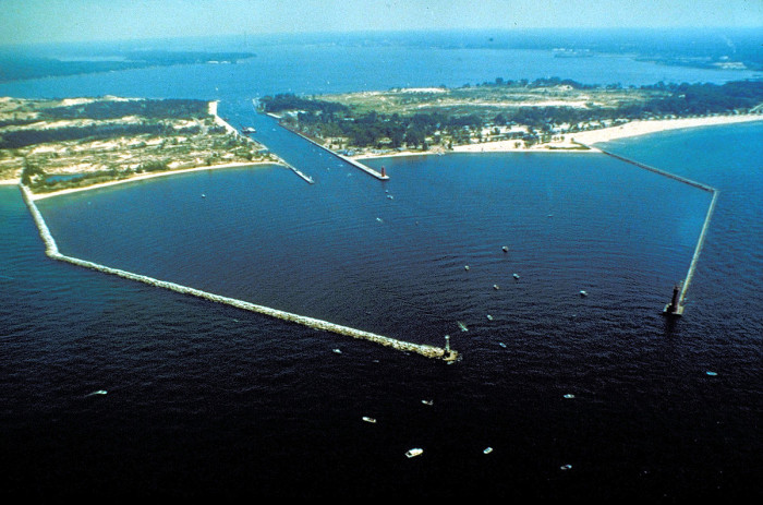 Name:  1200px-Muskegon_Michigan_harbor_entrance-700x463.jpg
Views: 3303
Size:  116.1 KB